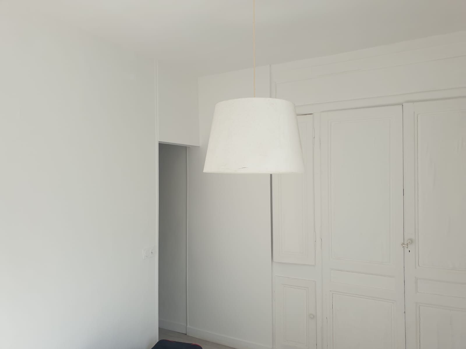 Les placards d'origine et le passage vers la pièce voisine.