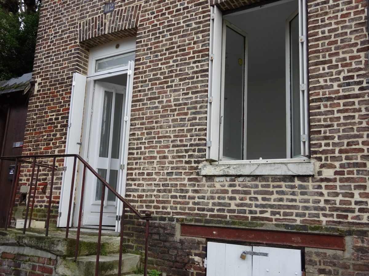 La façade et la porte privative de l'appartement 1.