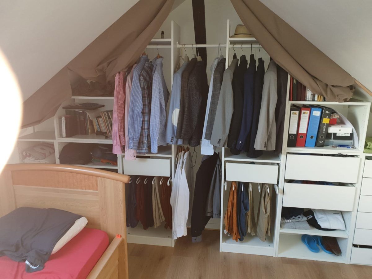 La chambre en mezzanine et ses rangements sous pente.