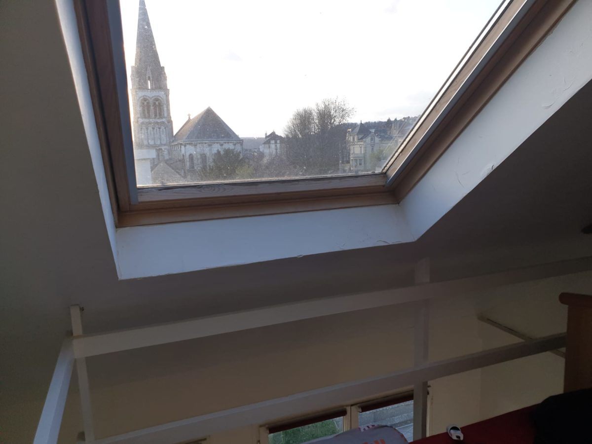 La fenêtre de toit, sur l'église Saint-Gervais et les hauteurs de Rouen.