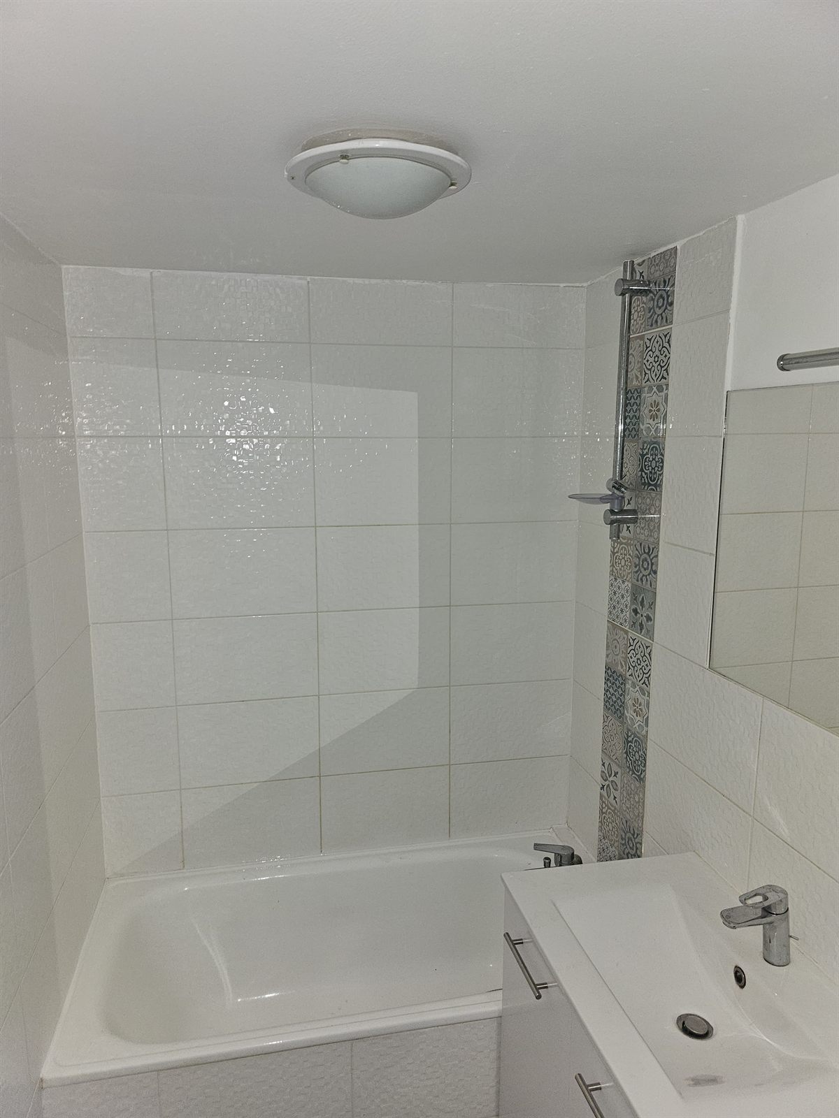La salle de bains, avec baignoire et vasque.