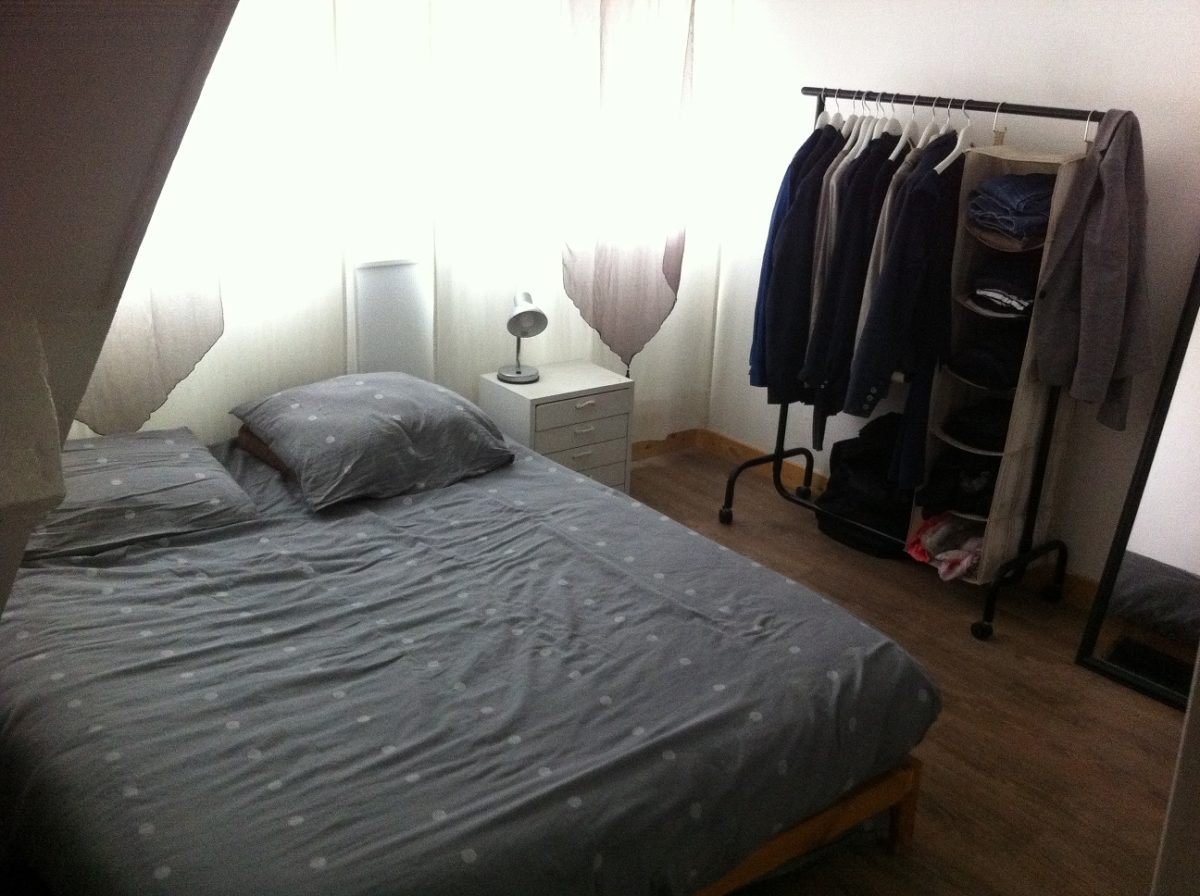 La chambre, côté lit.