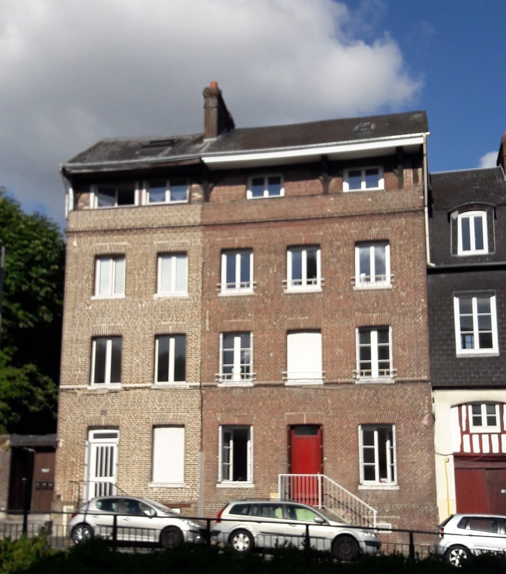 La façade de brique du 112 bis rampe Saint-Gervais, vue depuis la rue.