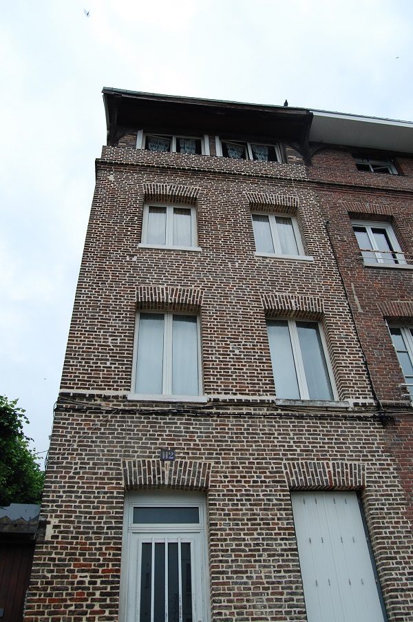 L'immeuble vu du bas de la rampe, avec le numéro au-dessus de la porte.