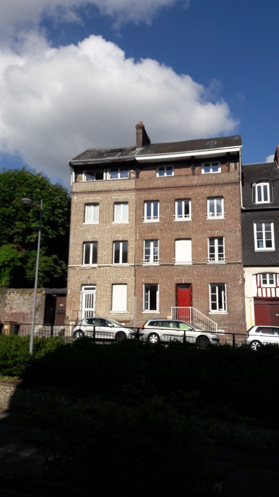 L'immeuble et ses voisins dans la pente de la rampe Saint-Gervais.